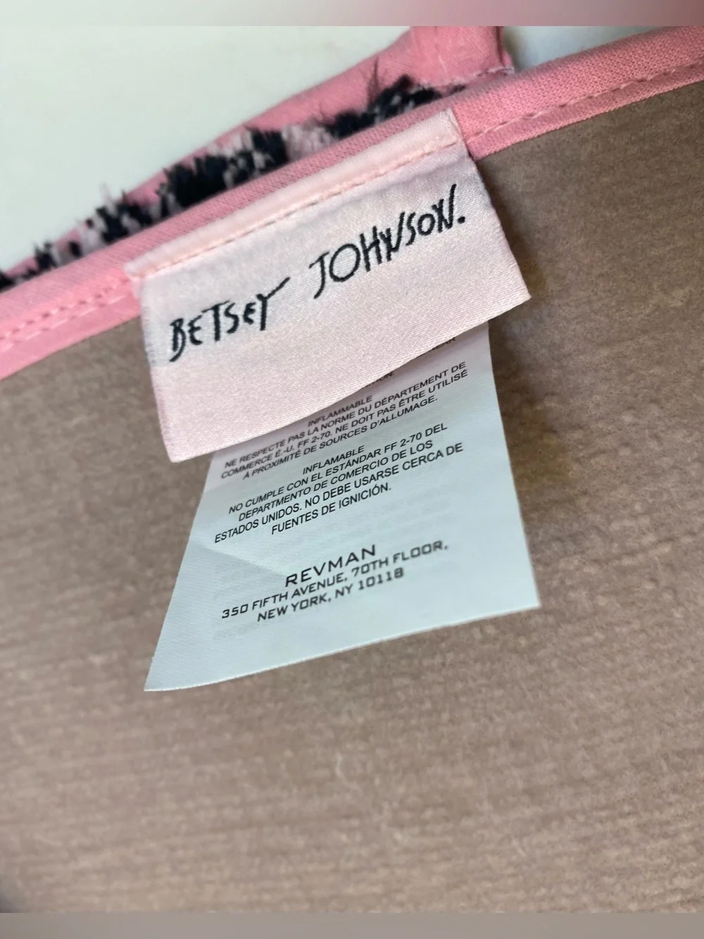 Betsey Johnson ❤️So soft Bow pattern Bath Rug Pink/Black  20x32”  New